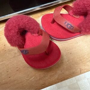 UGG infant Yia Yia Red Fluffy Sandals